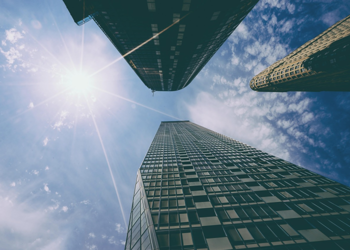 中东能源链失控：沙特最大炼油厂关停、英美油轮遇袭